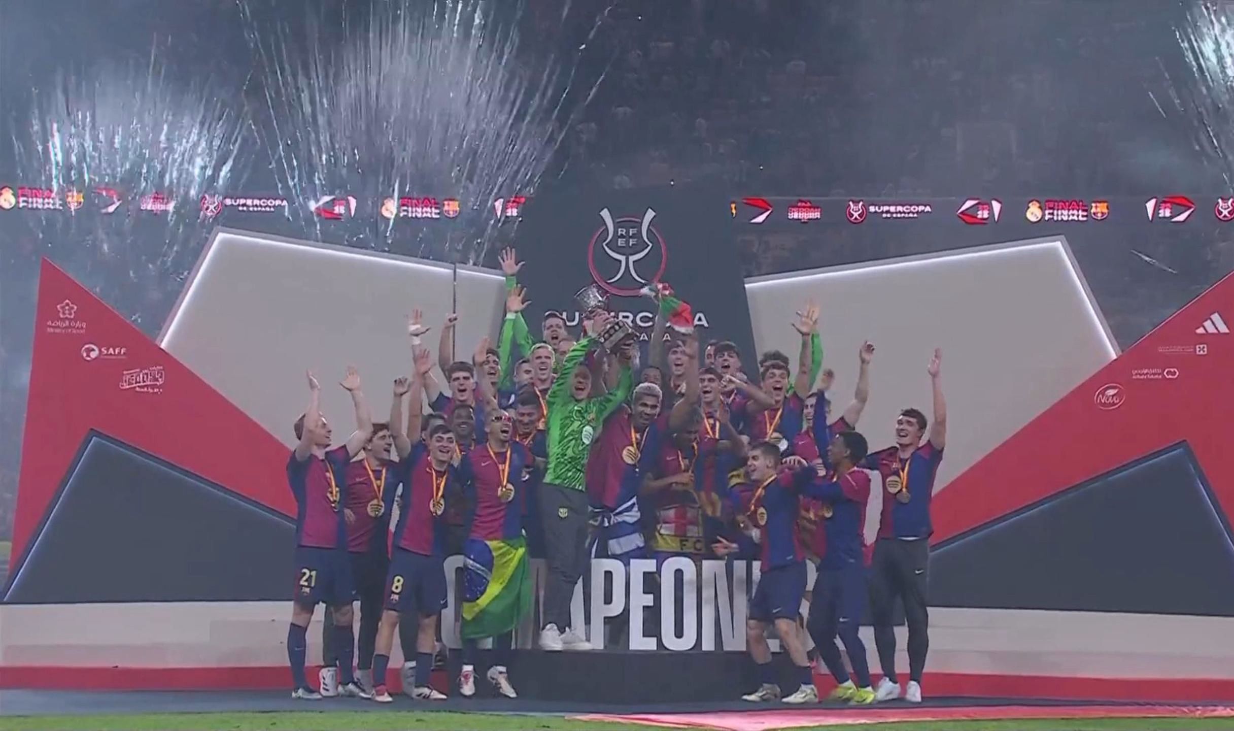 热刺全队已经抵达韩国，孙兴慜、梁民革举韩国国旗合照