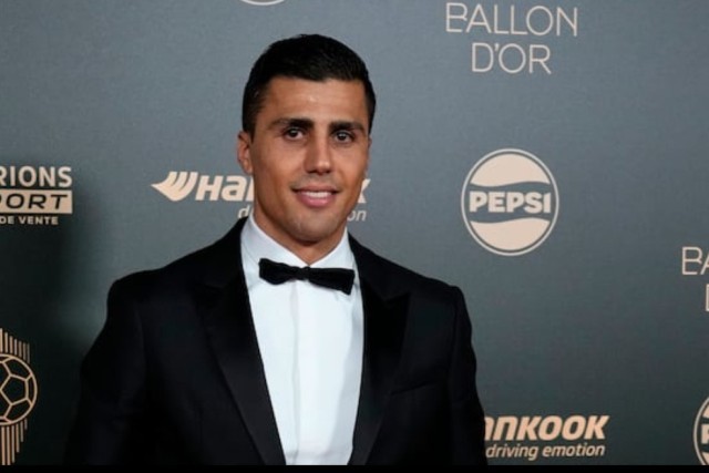 内马尔赛前牵着自己的女儿马维入场，之后还给女儿比心