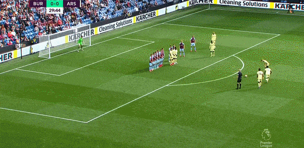 足球中超队长带伤上阵，拼劲获赞