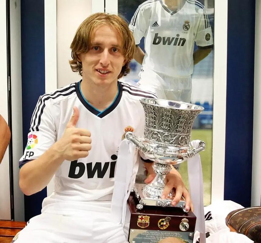 首开记录，埃斯特旺当选与塞内加尔一役巴西队内最佳球员