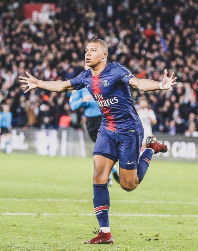 范德法特：C罗训练中总是特别专注，我连他的5%都做不到